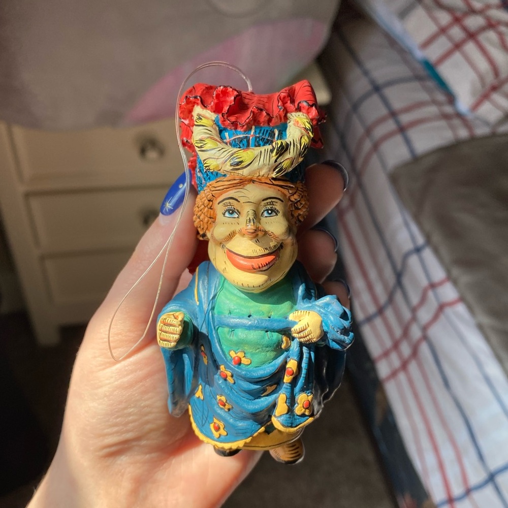 metropolitan museum queen of hearts figurine